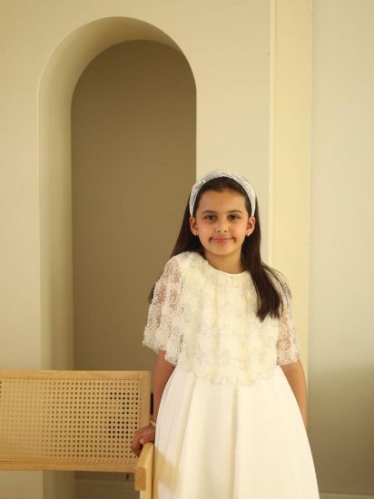 صورة فستان سهرة أطلالة ملكية بلمسات اللؤلؤ والدانتيل